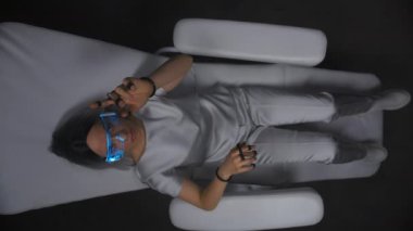Nano teknolojili kadın VR 'ın üst görüntüsüne daldı. Gelecekteki cihazlı kişi konsol simülasyonunu yavaş çekimde tecrübe edecek. Profesyonel oyuncu interaktif sandalyede haptik eldivenlerin tadını çıkarıyor. Sanal gerçeklik siber uzayı