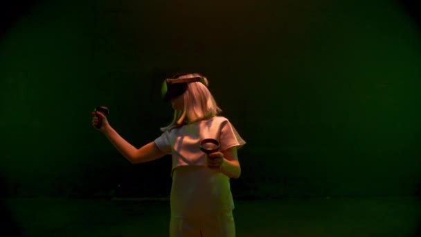 Augmented Reality Flicka Spelar Online Spel Närbild Futuristiska Neonljus Från — Stockvideo