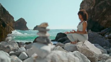 Nilüfer çiçeğinde meditasyon yapan sakin kadın otururken taş gibi güzel Ursa sahilinde poz veriyor. Genç Afrikalı kız yaz doğasında yoga yapıyor. Sakin bayan yogi... Ahenk içinde sükunet hissi... Asana 'yı açık havada...