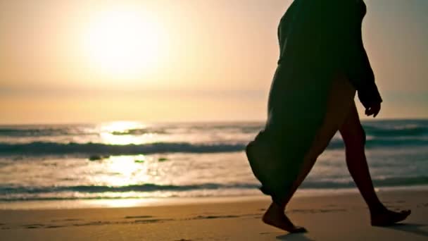 Bertelanjang Kaki Gadis Santai Berjalan Pantai Pasir Menikmati Matahari Terbit — Stok Video