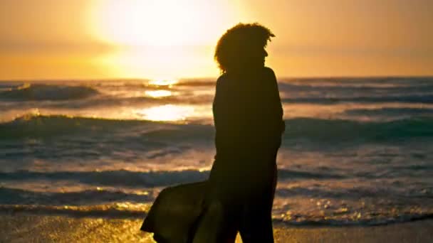 Silhouette Ragazza Felice Fronte All Alba Luminosa Onde Oceaniche Piedi — Video Stock