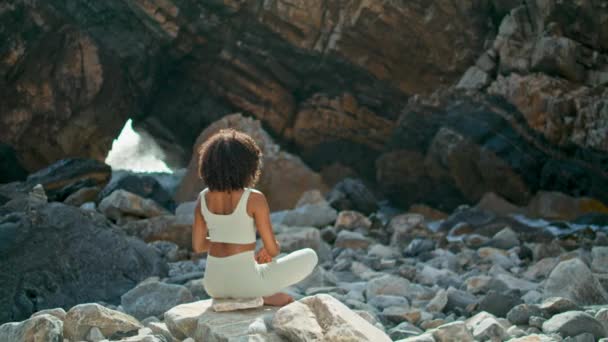 Vue Arrière Fille Détendue Assis Pose Lotus Face Grande Falaise — Video