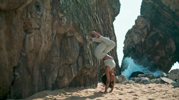 Ragazza Yogi Piedi Testa Giù Sulla Spiaggia Sabbia Rocciosa Ursa — Video Stock