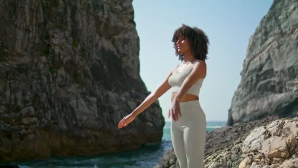 Femme Détendue Souriante Pratiquant Des Exercices Yoga Debout Côte Rocheuse — Video