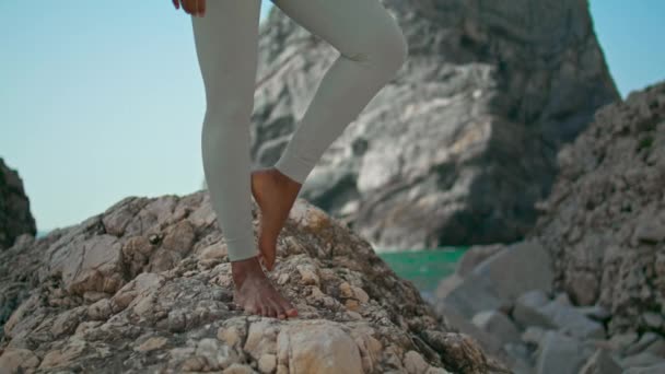 Привлекательная Девушка Йог Практикует Асану Стоя Каменном Скалистом Пляже Урса — стоковое видео