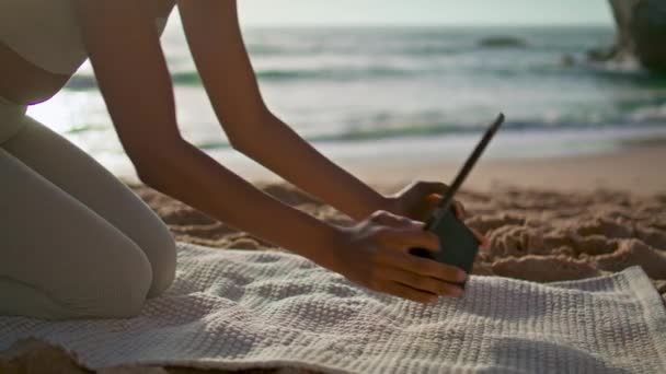 Menina Magro Desconhecido Colocando Tablet Tapete Ioga Deitado Praia Areia — Vídeo de Stock