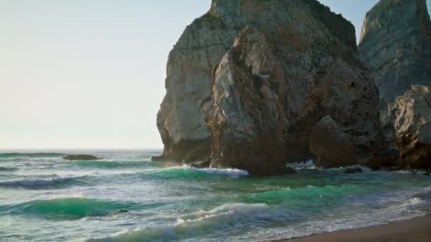 Stenen Rots Portugal Ursa Strand Gewassen Rustige Atlantische Oceaan Sombere — Stockvideo