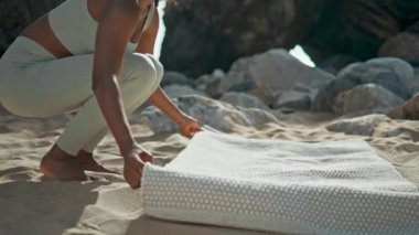 Kimliği belirsiz zayıf bir kadın kumsalda yoga minderi seriyor güneşli ve güzel bir gün. Spor kıyafetleri giyen genç bir kız deniz kıyısındaki antrenman için hazırlanıyor. Formda sporcu kadın dışarıda çalışmaya hazır.