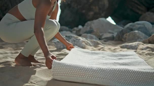 Okänd Smal Kvinna Sprider Yogamatta Sand Vacker Strand Solig Dag — Stockvideo