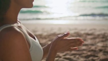 Rahatlamış yogacı kız göğsüne yapışıyor. Namaste pozisyonu alıyor. Deniz kıyısını kapatıyor. Sakin bir Afrikalı Amerikalı kadın gün doğumunda Ursa sahilinde meditasyon yapıyor. Genç bayan huzuru hissediyor..