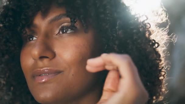 Κοντινό Πλάνο Όμορφη Γυναίκα Πρόσωπο Σγουρά Μαύρα Μαλλιά Χαμογελώντας Στην — Αρχείο Βίντεο