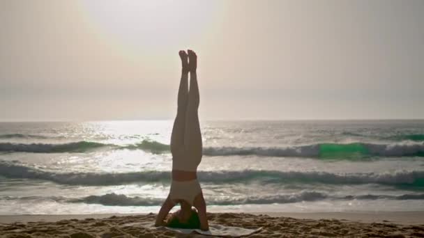 Afrika Kökenli Amerikalı Kadın Gün Doğumunda Deniz Kenarında Yoga Pozu — Stok video