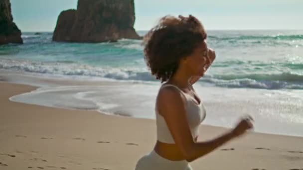 Χαρούμενη Αφροαμερικανή Που Τρέχει Στην Αμμώδη Παραλία Όμορφο Καλοκαιρινό Πρωινό — Αρχείο Βίντεο