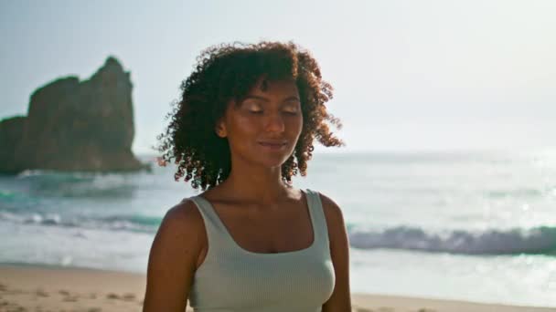 Donna Pacifica Meditando Spiaggia Con Sorriso Sereno Sul Viso Vicino — Video Stock