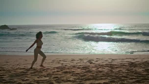 Donna Energica Che Jogging Sulla Spiaggia Sabbiosa Godendo Bella Alba — Video Stock