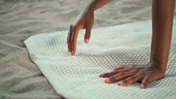 Κοντινό Πλάνο Χέρια Κορίτσι Ετοιμάζεται Προπόνηση Στρώμα Γιόγκα Ξαπλωμένη Άμμο — Αρχείο Βίντεο