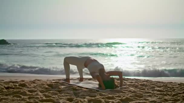 Mulher Flexível Realizando Pose Ponte Nascer Sol Bela Praia Menina — Vídeo de Stock