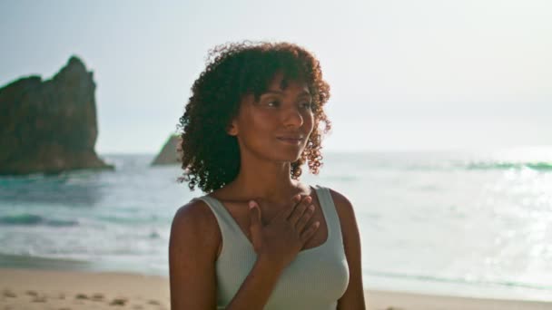 Unbekümmerte Mädchen Genießen Sonnenaufgang Meditieren Strand Aus Nächster Nähe Heitere — Stockvideo