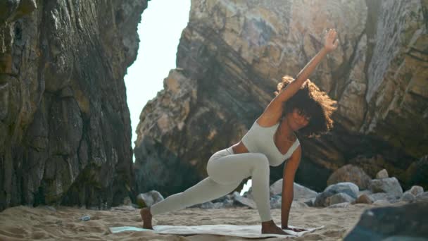 Rolig Kvinde Udfører Yoga Asana Sand Ursa Strand Sommerdag Afrikansk – Stock-video