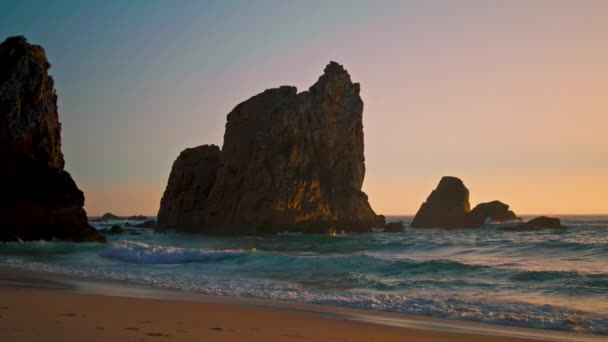 Wunderschöner Ursa Strand Mit Hohen Felsen Über Der Oberfläche Des — Stockvideo