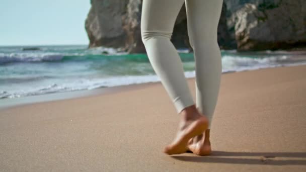 Mujer Pies Caminando Arena Mojada Hermosa Playa Cerca Chica Desconocida — Vídeos de Stock
