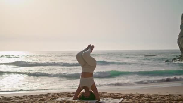 Chica Flexible Practicando Cabecera Loto Amanecer Playa Ursa Mujer Pacífica — Vídeo de stock