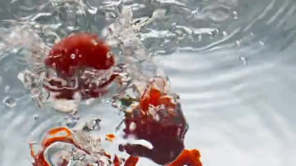 Leckere Tomaten Fallen Wasser Nahaufnahme Köstliches Kirschgemüse Das Glasgefäßen Blasen — Stockvideo