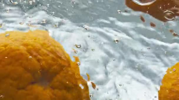 Смачні Апельсини Розбризкують Воду Крупним Планом Смачні Соковиті Фрукти Плаваючою — стокове відео