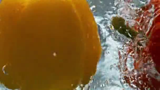 Dwie Papryki Rozpryskują Wodę Organiczna Kolorowa Papryka Odbijająca Pływającą Bąbelkową — Wideo stockowe