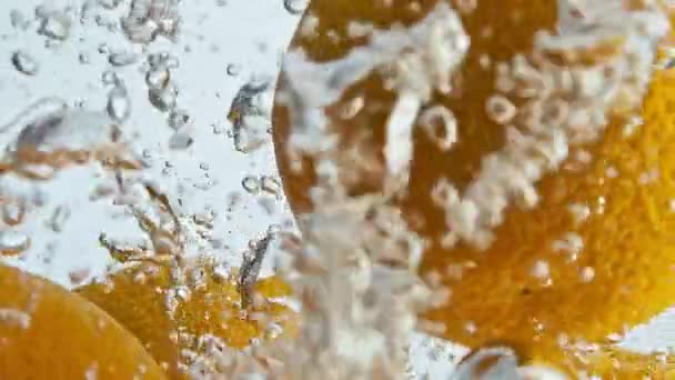 Frische Orangen Fallen Wasser Nahaufnahme Sommer Süße Früchte Spritzt Flüssigkeit — Stockvideo
