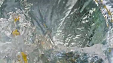 Limon meyveli su yüzeyine yakın çekim. Lezzetli tropikal malzemeler yaz ferahlatıcı içecekler için yıkanır. Sıvı içinde yüzen taze ekşi turunçgil. Sağlıklı detoks aşçılık zevki.