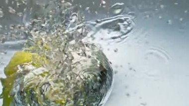 Kapalı yeşil elmalar köpüren su sıçratıyor. Çok güzel organik meyveler dökülüyor. Mevsimlik lezzetli pompamı yıkıyorum. Sağlıklı vejetaryen besin. Diyet düşük kalori bileşeni.