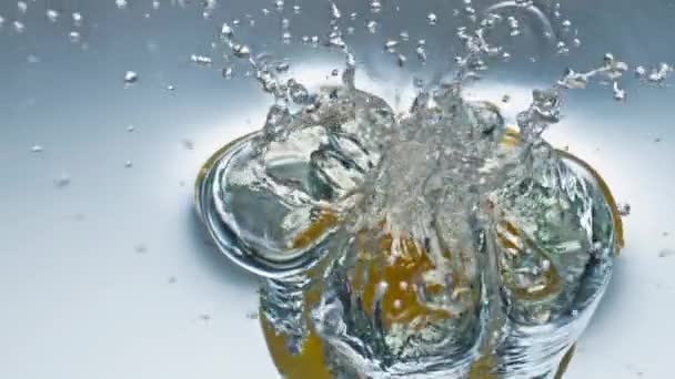 Läcker Citron Faller Flytande Närbild Sommar Tropisk Citrus Stänk Vatten — Stockvideo