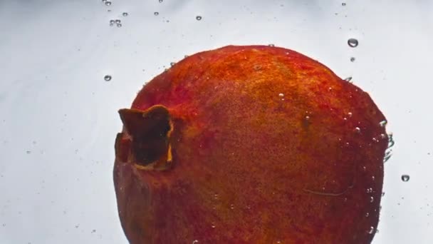 Detailní Granátové Jablko Tekoucí Voda Světlém Pozadí Sladké Tropické Ovoce — Stock video