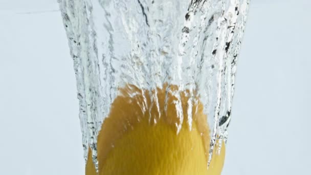 Letní Citrony Padající Vody Detailně Celé Žluté Ovoce Kapky Krystalové — Stock video