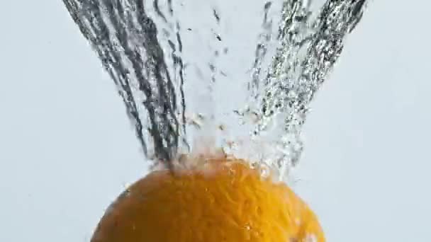 Свіжий Апельсин Розбризкує Воду Світлому Фоні Крупним Планом Тропічні Фрукти — стокове відео