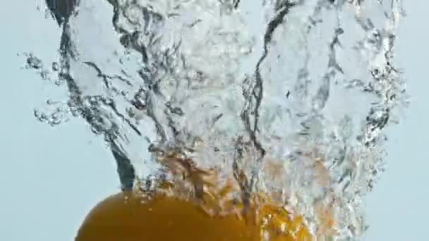 후추는 클로즈업으로 떨어뜨린다 노란색 채소가 거품을 일으키는 액체가 소용돌이를 만들어 — 비디오