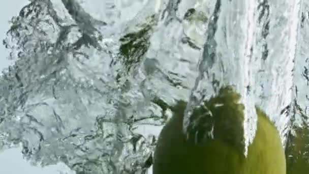 Olgun Limonlar Suya Yakın Çekim Yapıyor Taze Yeşil Narenciye Köpüren — Stok video