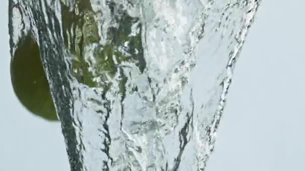 Тропічні Лінії Падають Воду Крупним Планом Свіжі Зелені Плоди Розбризкують — стокове відео