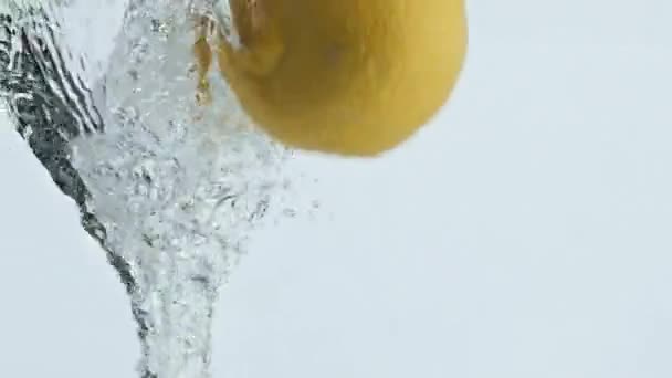 Żółte Cytrusy Spadające Wody Zbliżenie Całe Cytryny Odbijające Się Bąbelkach — Wideo stockowe