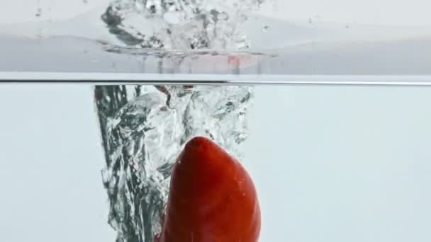 Poivron Rouge Éclaboussant Surface Liquide Gros Plan Lave Légumes Frais — Video