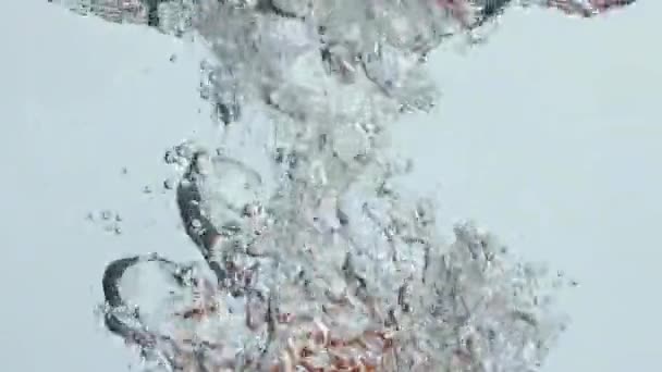 Detailní Sladký Pepř Padající Dělat Víření Vodě Čerstvý Salát Přísada — Stock video