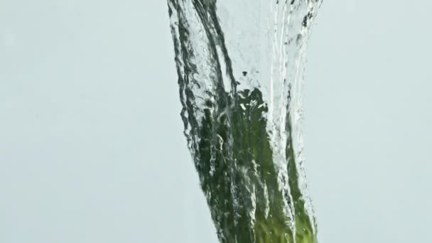 Цілий Огірок Падає Воду Світлому Фоні Крупним Планом Свіжий Зелений — стокове відео