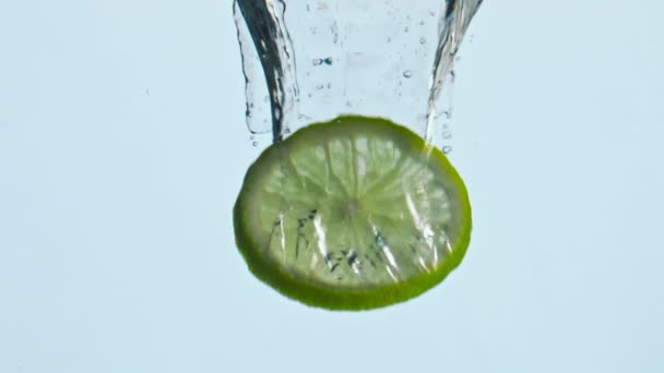 Ein Stück Zitrusfrüchte Tauchen Transparentes Wasser Mit Blasen Nahaufnahme Frische — Stockvideo