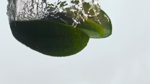 Крупный План Вкусный Авокадо Режет Воду Плавающую Супер Медленном Движении — стоковое видео