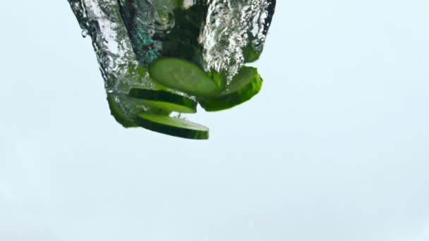 조각들은 물거품이 녹색의 맛있는 채소가 액체에서 동작으로 떨어지고 있습니다 속에서 — 비디오