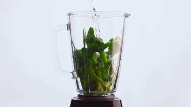 야채는 믹서에 떨어져 맛있고 건강에 스무디 놓았다 채소에 흐르는 굉장히 — 비디오