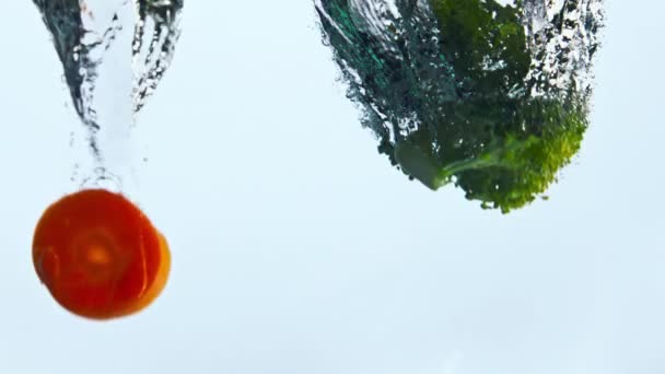 Спелые Вкусные Овощи Брызгают Кипящей Чистой Водой Супер Замедленной Съемке — стоковое видео
