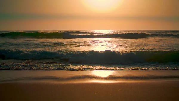 Schöne Schäumende Wellen Ursa Strand Bei Herrlichem Sommersonnenaufgang Sanftes Sonnenlicht — Stockfoto