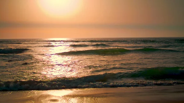 Fantastisk Gul Strand Soluppgång Med Skummande Vågor Förgrunden Mjukt Kvällssol — Stockfoto